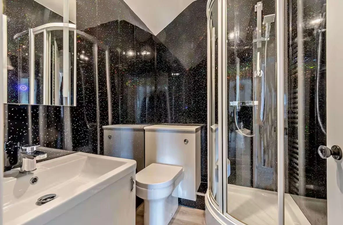 Contemporary en-suite shower room