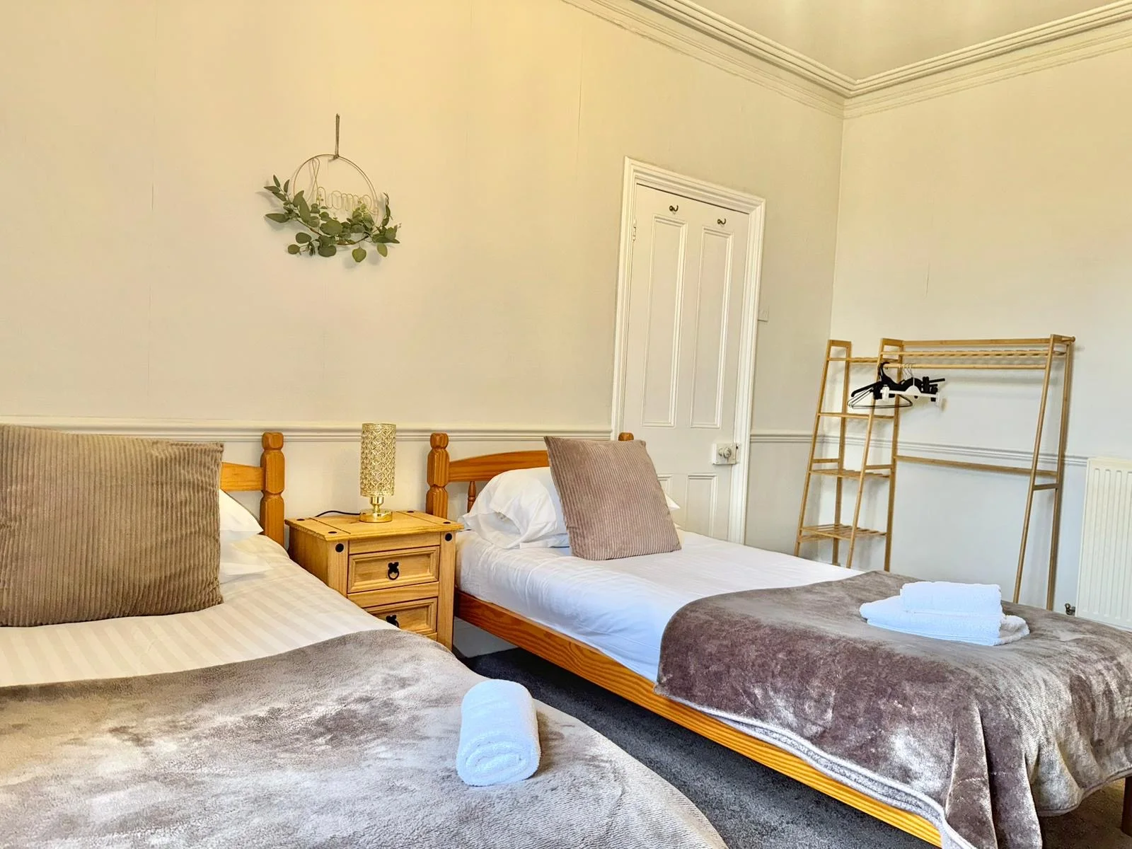 Twin bedroom with period proportions