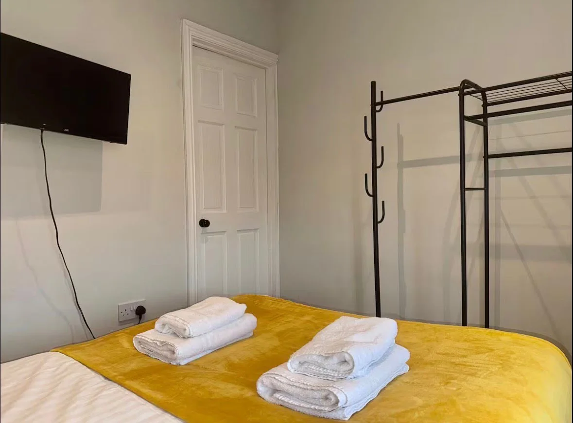 Cosy bedroom with ochre details