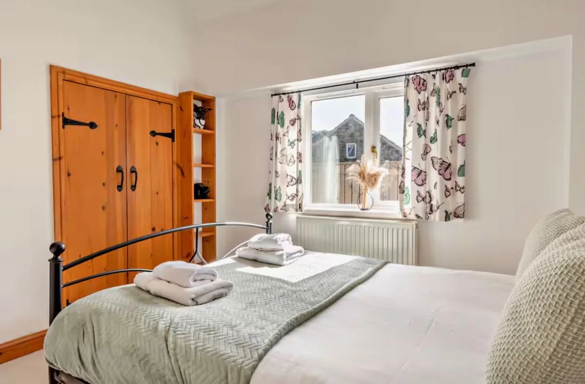 Double bedroom with cottage details