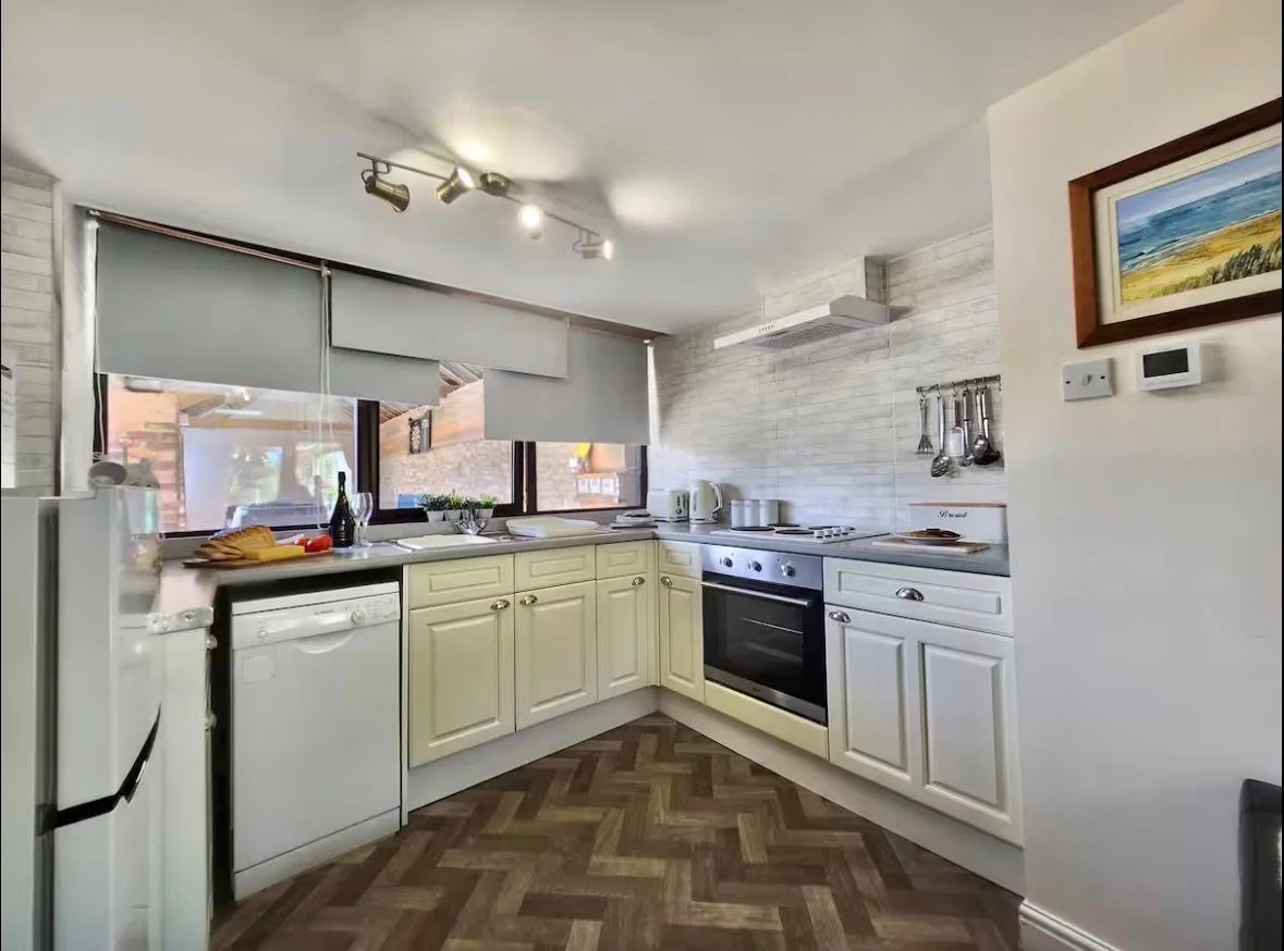 Well-equipped corner kitchen